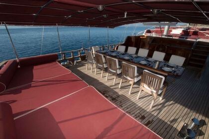 Luxo a bordo deste iate Custom 30m