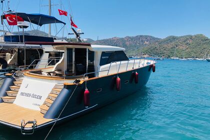 Princess Motoryacht with a capacity of 4 people