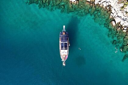 Traditional Gulet with a capacity of 8 people