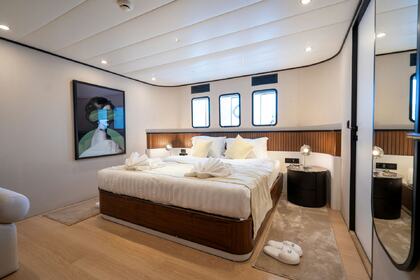 DE LOVE YACHT CHARTER