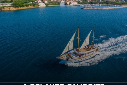 Hyra båt Guletbåt Custom Made Adriatic Breeze Splits hamn