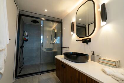 DE LOVE YACHT CHARTER