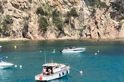 Navegue em um barco clássico de madeira pela Costa do Garraf – Skipper, combustível e extras incluídos