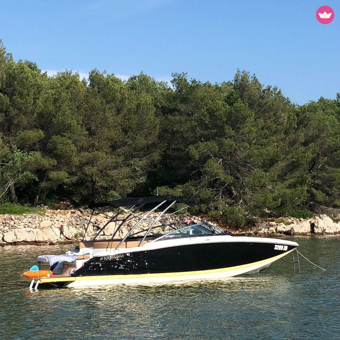 Motorboat Four Winns 242 Sl for hire