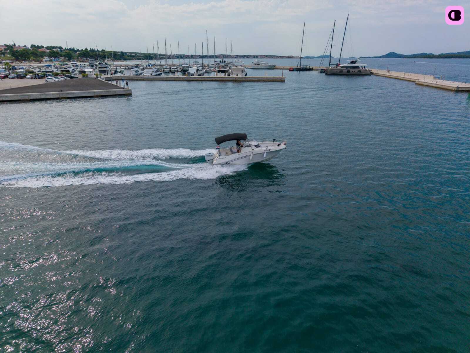 Bateau à moteur PRINCE 625 SUNDECK prince 200cv