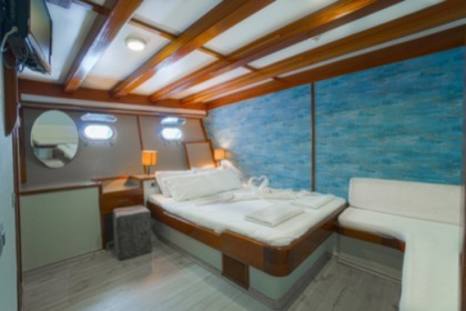 Deluxury Yacht Charter
