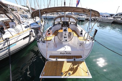 Hire Sailboat Bavaria Yachtbau Bavaria Cruiser 33 Murter