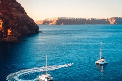 Daily cruises in the Caldera of Santorini with Lagoon 450!