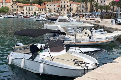 Charter Motorboat BENETEAU Flyer 6.6 Sundeck Trogir