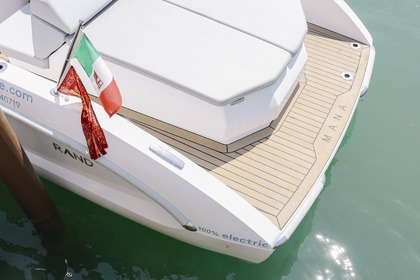 Electric boat and food taste experience in Venezia