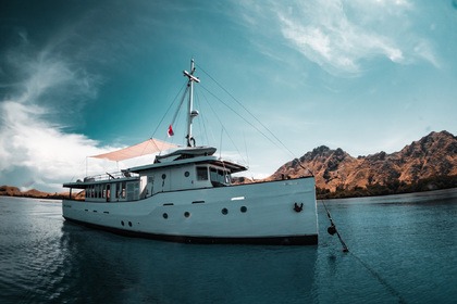 Hire Motor yacht Private Build 66FT Labuan Bajo