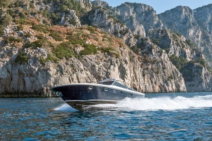 Hire Motorboat Itama 40 Capri