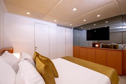 38m HR Yacht with 2 Jacuzzi B87!