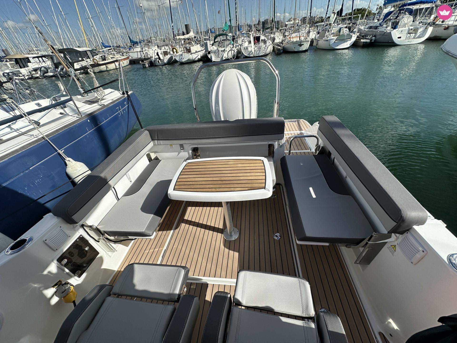 Bateau à moteur Jeanneau Cap Camarat 7.5 WA Série 3 300cv 8