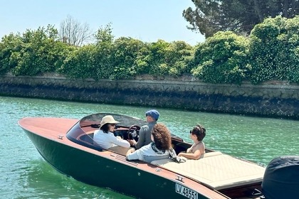 Hire Motorboat Dalla Pieta' Dp 6 Venice