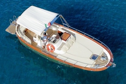 Scopri Ischia dal mare:Tour privato su gozzo Fratelli Aprea