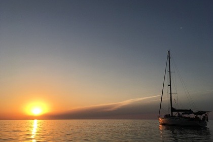Wöchentliche Segelreisen rund um Menorca im Sommer