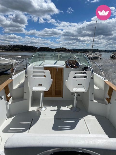 Bateau à moteur Jeanneau CAP CAMARAT avec Carburant 150cv 4