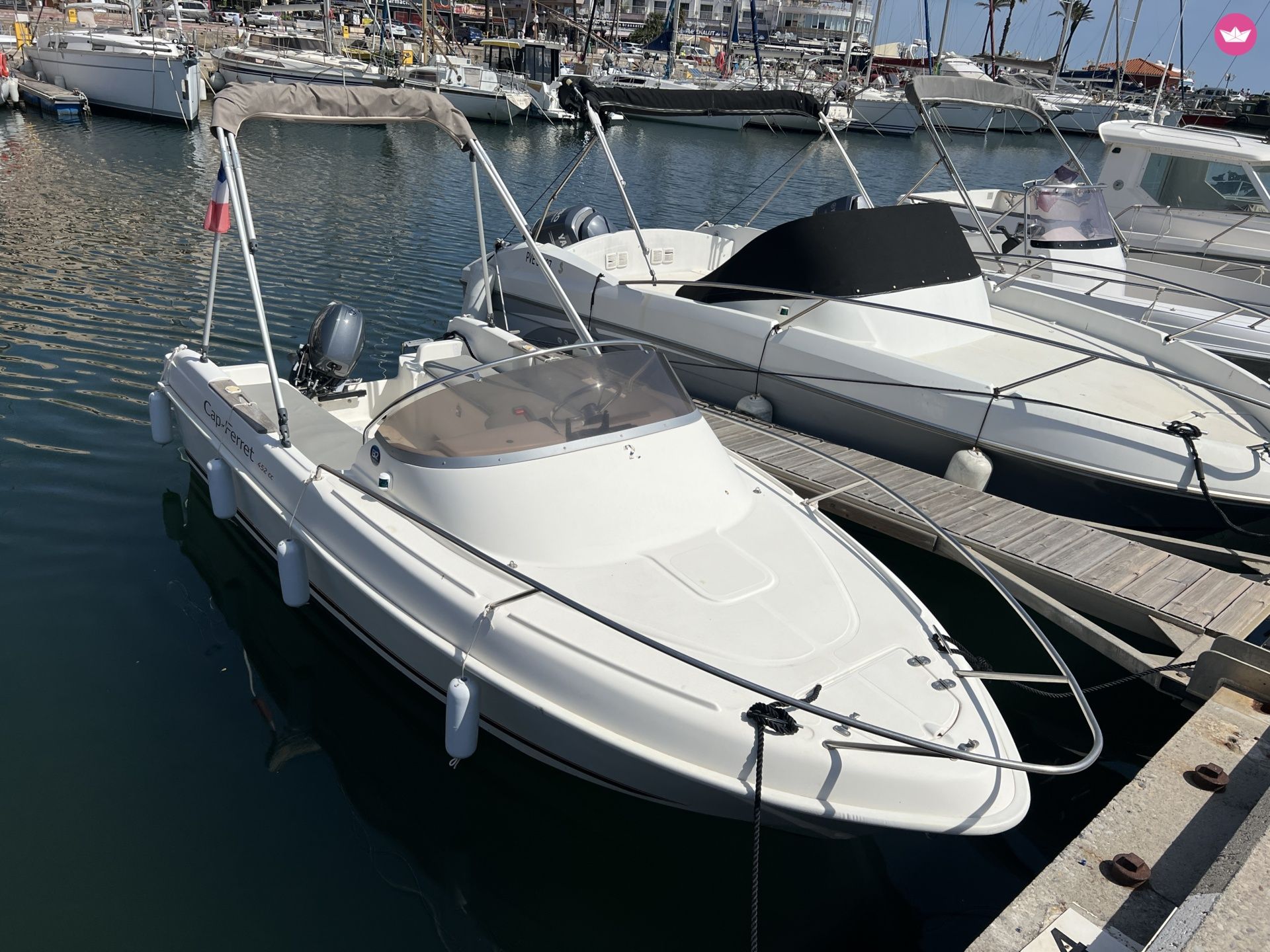 Bateau à moteur B2 Marine 452 Cabine Cruiser 6cv 4