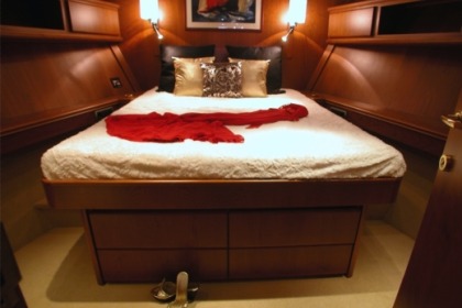 Luxo a bordo deste iate Trawler 2