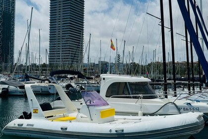 Fantástica embarcación semirigida EAGLE 600 con motor de 115 cv en el Port Olimpic