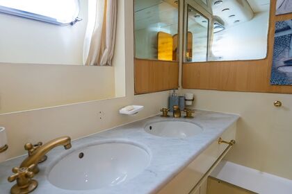 Canados 70 Motor yacht for 8 people