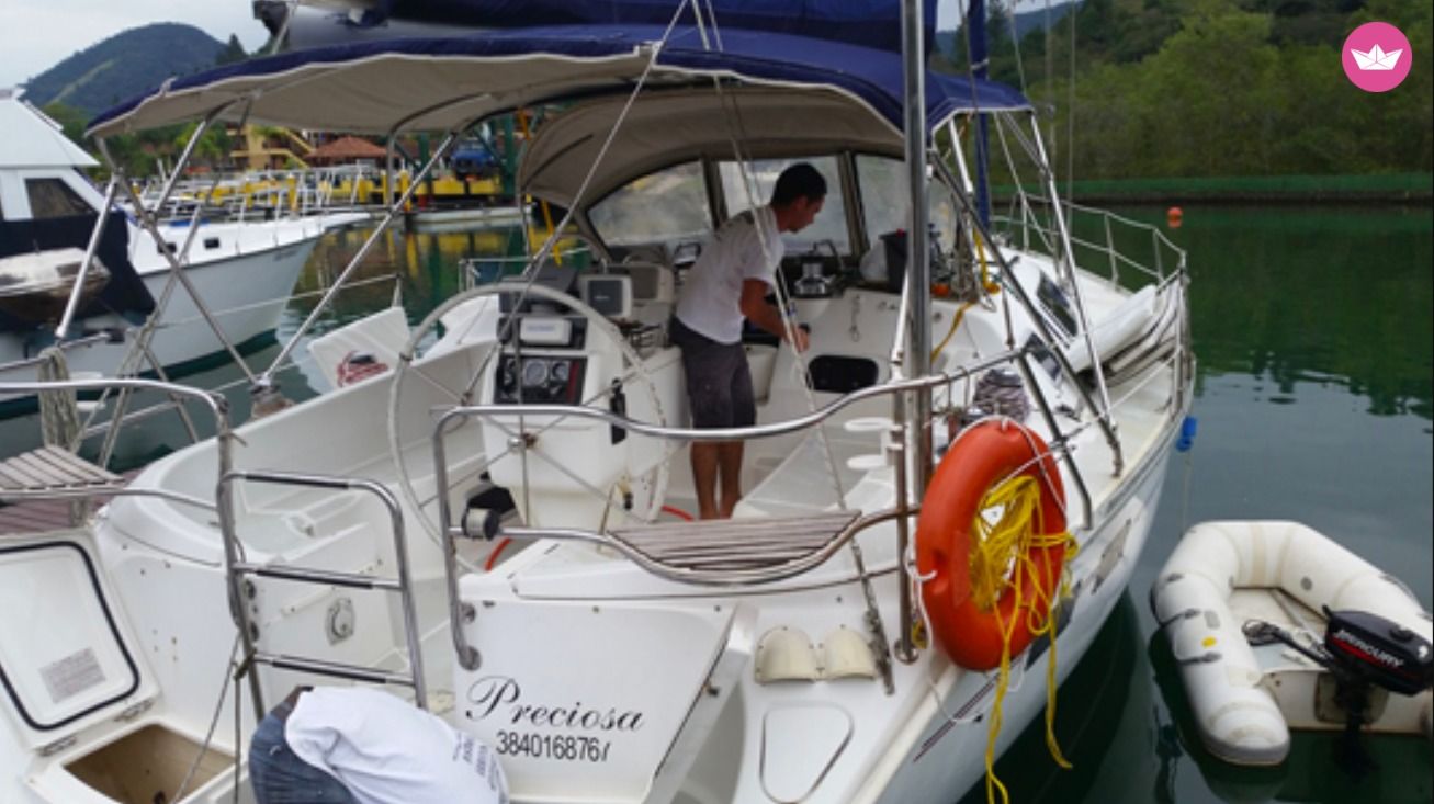 Sailboat Hunter 40.5 Legend for hire