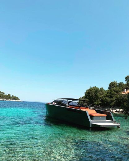 Charter Colnago 45 Motorboat (2018) in Hvar - Click&Boat