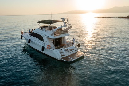 Hire Motor yacht Sea Ray SEA RAY 525 Latsi