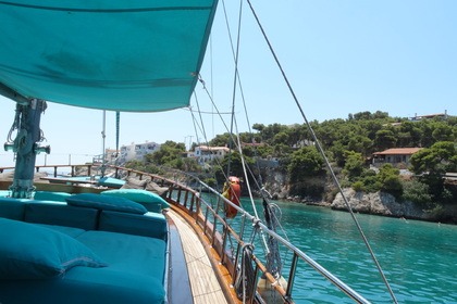 Traditional Yacht Experience · Cruise in Athens