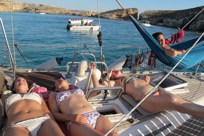 BATEAU PARTAGÉ AUTOUR DES ÎLES DE LA MER IONIENNE.