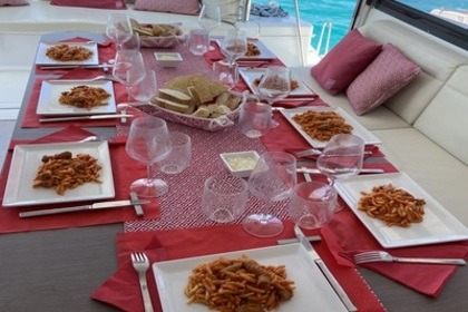 PAX ABYSSI: catamarano con opzione chef privato