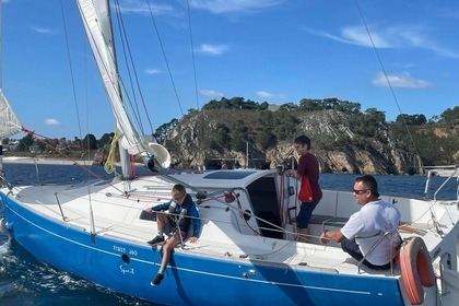 Charter Motorboat BENETEAU FIRST 260 Morgat