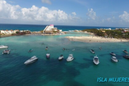 Rilassati a Cancun a bordo di questo lussuoso yach