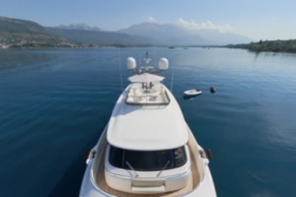 Noleggio Yacht a motore Ferretti Custom line Napoli