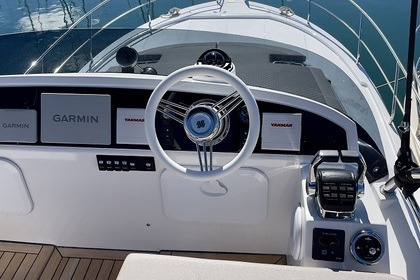 Hyra båt Motorbåt  ADRIANA 44 Fly BT (2024)  Kroatien