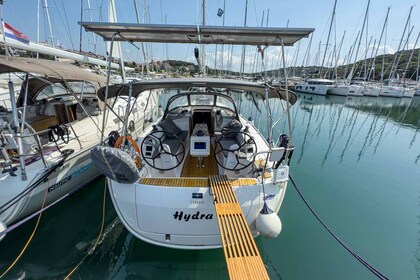 Hyra båt Segelbåt Bavaria Yachtbau Bavaria Cruiser 34 - 2 cab. Pula