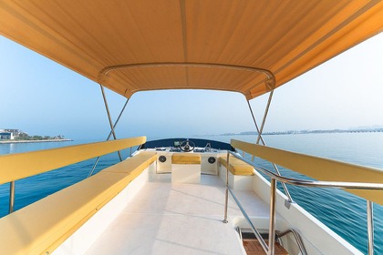 Explore Dubai on New Luxury 50ft Yacht best offer in Dubai Marina for up to 12 guest