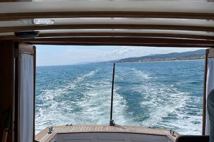 Navegue em um barco clássico de madeira pela Costa do Garraf – Skipper, combustível e extras incluídos
