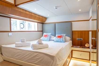 Luxury motor yacht with a capacity of 4 people