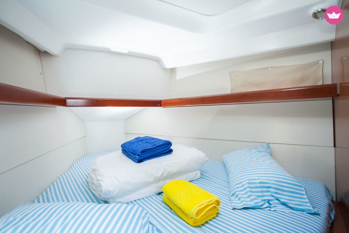 Sailboat Beneteau Oceanis 40  