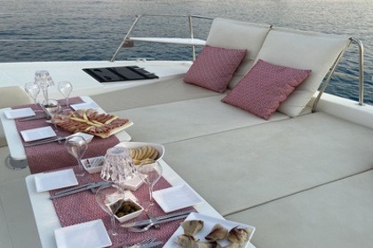 PAX ABYSSI: catamarano con opzione chef privato