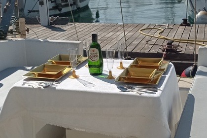 Mieten Sie diesen Katamaran 33 mit 4 Kabinen Bauja