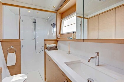 Charter Catamaran LAGOON 450 F with watermaker & A/C - PLUS Placencia