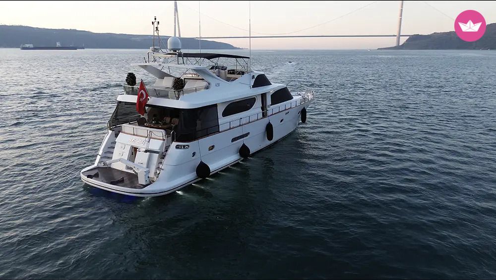 Yacht Custom built luxury Motor yacht capacity of 10 people luxury yacht 2700cv 3