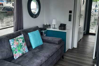 Rent this boat without a license and disocver the