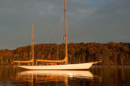 Location Goélette William Fife Sailing classic yacht Porquerolles