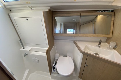 Hire Sailboat Beneteau Oceanis 45 Vannes