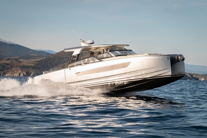 Location Bateau à moteur YOT YOT 36 Fréjus