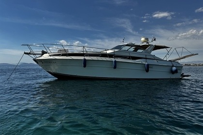 Hire Motorboat Sea Ray Boats SRV 360 EXPRESS CRUISER Athens